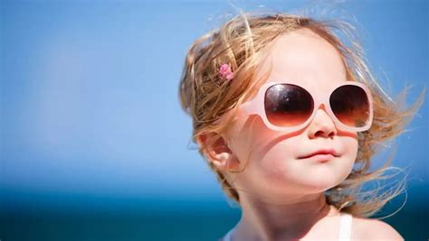 Exposition au soleil et dangers quelles lunettes choisir pour protéger les enfants