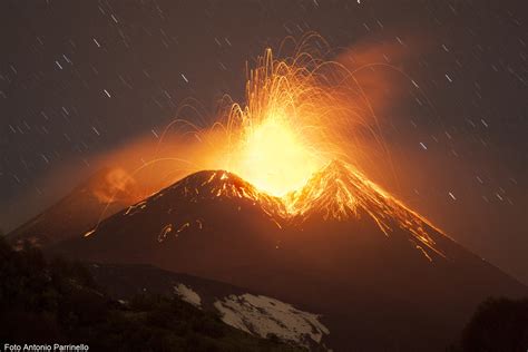 • l'eruzione del 693 a.c. Etna Eruzione - Etna volcano (Italy): eruption intensifies ...