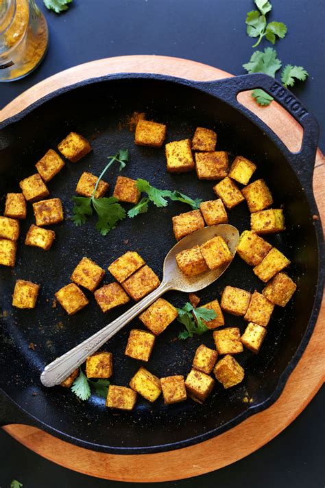 Simmer the tofu in a mixture of minced garlic, ginger, fish and soy sauces, brown sugar, and sesame oil for a powerful punch of asian flavor. Tofu crujiente | HazteVeg.com