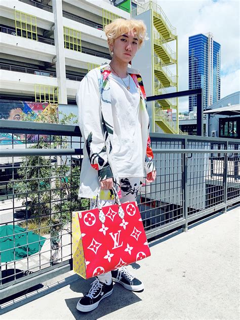 Some guys like gifts, some guys don't. WDYWT Flower boys vibes | Military outfit, Flower boys ...