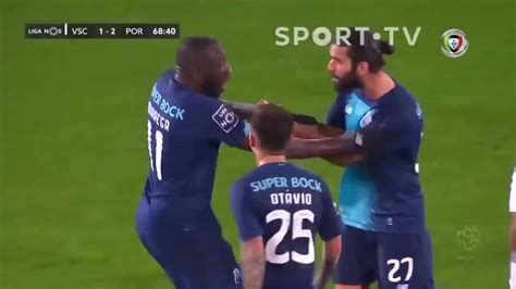 صاح جماهير فيتوريا غيماريش بالهتافات العنصرية ضد موسي ماريجا مهاجم بورتو البرتغالي بعد إحرازه لهدف الفوز في مرماهم مما أثار حفيظة المالي وترك الملعب وقام. ‫العنصرية ضد موسي ماريجا لاعب بورتو البرتغالي امام فيتوريا ...