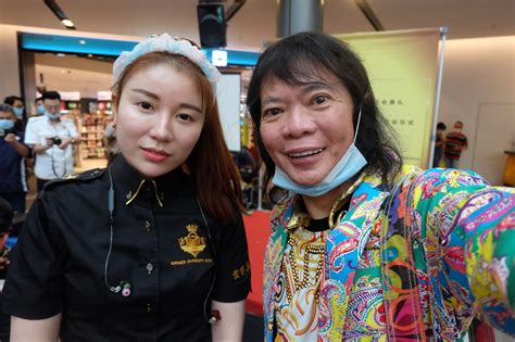 He converted to islam 2. Kee Hua Chee Live!: DATO SRI LIOW SOON HEE DONATED HIS 4th AMBULANCE WORTH RM 142,000 TO ...