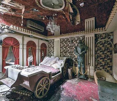 inside photos of haunted abandoned japanese sex hotel 17 वर्षापासून बंद आहे भुताने झपाटलेले