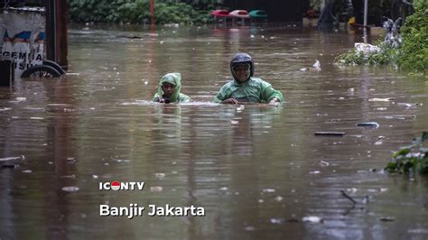© suara.com dua anak berjalan melintasi banjir yang merendam kawasan kemang utara, jakarta, kamis (18/2/2021). Banjir Jakarta 2020 - YouTube