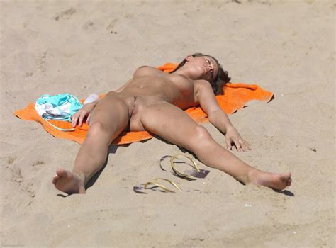 Naked Woman Sunbathing In Der Ukraine Strand Pics