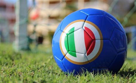 Ongeveer 8% hiervan zijn voetbalkleding, 1% zijn voetbal, en 1% zijn vlaggen, banners en accessoires. Italië toont het maar weer eens aan: voetbal overleeft ...