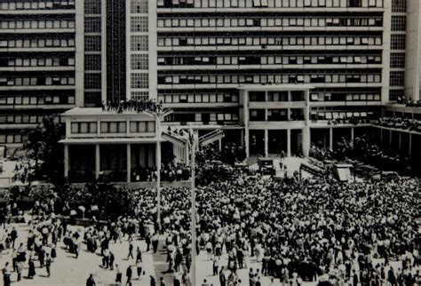 Le 13 mai 1958, une foule manifeste devant le gouvernement général à alger pour réclamer l'investiture de de gaulle. L'impact de la crise politique du 13 mai 1958 dans le ...