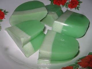 Coconut milk and pandan juice are cooked with agar agar powder and then pour into a mould and then chill layer by layer to form the beautiful green and white layers. Ada Dech.......: PUDING