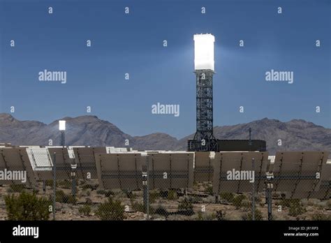 Tour de chaudière(s) à Ivanpah Solar Electric produisant du système