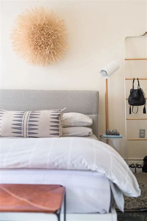 15 Ideas For Filling The Empty Space Above Your Bed Bedroom Decor Cozy Bedroom Lighting