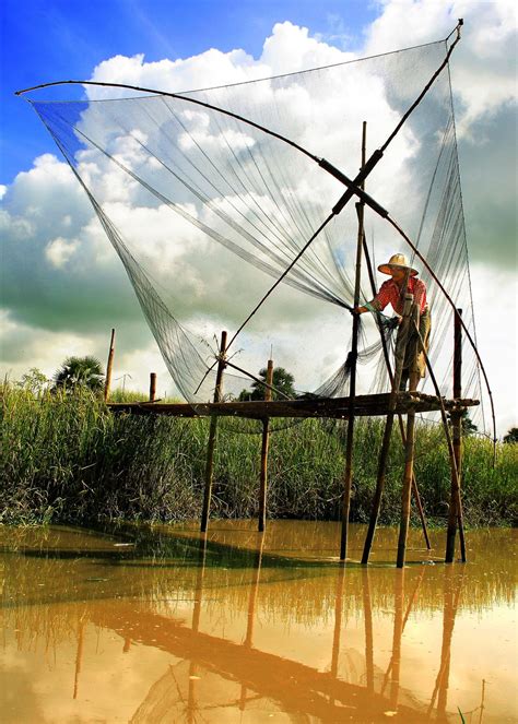 The Fisherman Was Fishing With Their Traditional Net Tontay Township