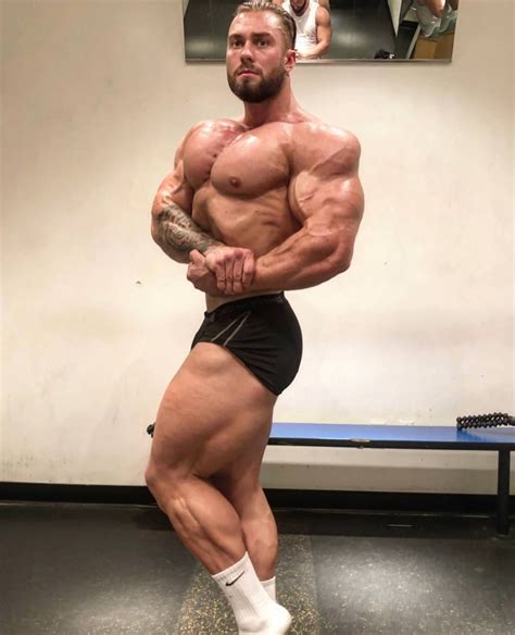 Chris Bumstead looking ready for the Olympia d 근육질 남자 남자