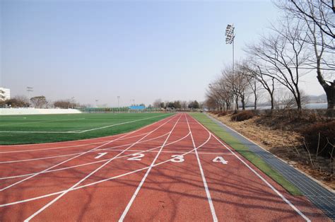 May 03, 2021 · 축구장 200개가 넘어가고 여의도 80배 이런식으로 말하면 도로 청자의 공간 연상감각이 떨어지기 때문이다. 축구장 - 스틸베이스