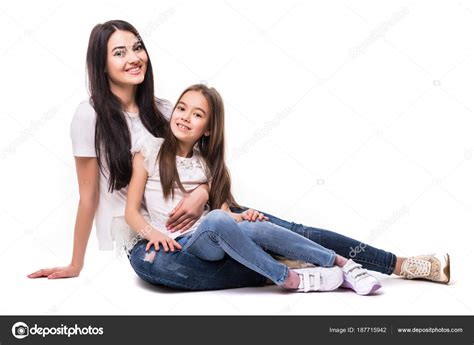 porträtt av lycklig vit mor och unga dotter liggande på golvet isolerat på vit bakgrund lycklig