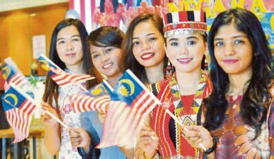 Batik kepemilikan batik sebagai warisan budaya tak berbenda menggelinding setelah malaysia mengklaim sebagai warisan nenek moyangnya. 10 Kaum Malaysia Jarang Disebut - Platform Indie Online 24 ...