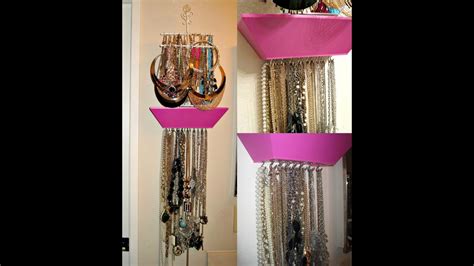 These beginner macrame crafts are easy ways to get started with a creative new hobby. DIY: Jewelry/Necklace holder - YouTube