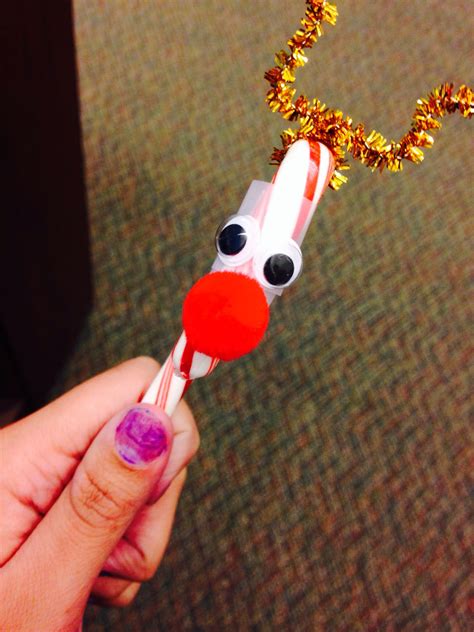 Place two candy canes side by side with the curved ends pointing opposite directions to look like antlers. Candy cane reindeer c: | Candy cane reindeer, Candy cane ...
