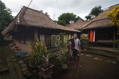 Meet With Sasak Tribe And Kuta Beach Tour Lombok Melampa Indonesia