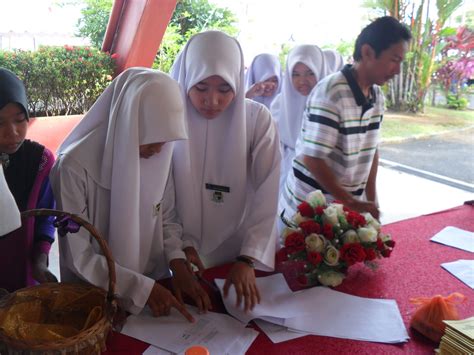 Tahniah kepada semua penerima sijil dan hadiah kecemerlangan pada hari anugerah kecemerlangan 2017. SMK KIJAL: MAJLIS HARI ANUGERAH KECEMERLANGAN SEKOLAH SMK ...