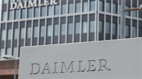 Streik Daimler Beschäftigte gehen in Berlin Marienfelde auf Straße