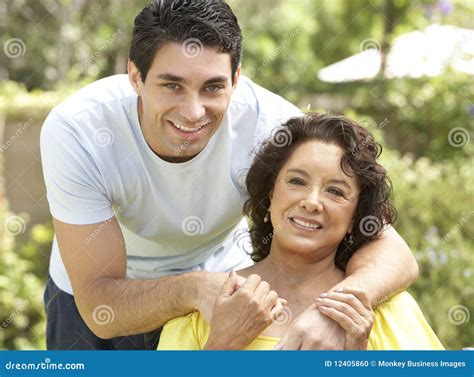 Mujer Mayor Con El Hijo Adulto En Jardín Foto De Archivo Imagen De