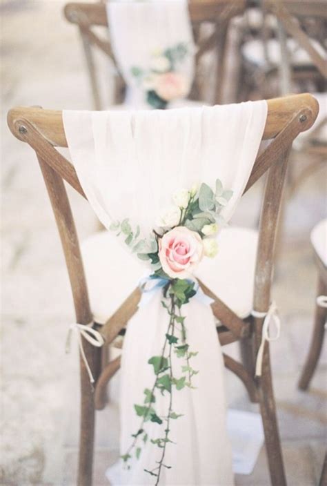 Dekorative hussen für die stühle des hochzeitspaares sind die hingucker auf der hochzeitsfeier. Rose und Eukalyptus-chic Hochzeit Stuhl Deko-Ideen in 2020 ...