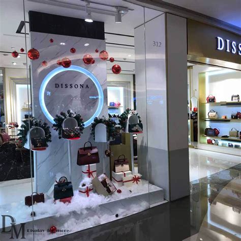 Over 20 years of luxury gift box development and production experience. boutique window display ideas-card box props for boutique ...