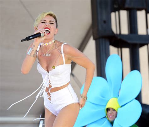 Nsfw Miley Cyrus Suffers Nip Slip During Performance