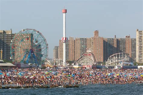 主題樂園~~康尼島（coney Island，又譯科尼島coney Island之所以受歡迎的原因 是因為它保護了各種各樣創新的藝術表演 走