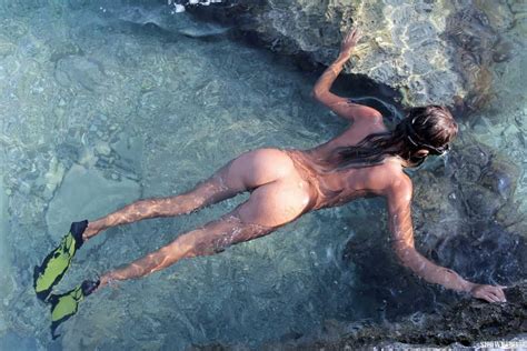 【エロ注意】海で全裸で泳いだ美少女、ネットに晒されてしまうww（画像あり） ポッカキット
