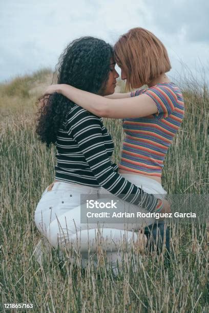 Twee Lesbische Vrouwen Die Bovenop Elkaar Kussen Een Meisje Is Latino