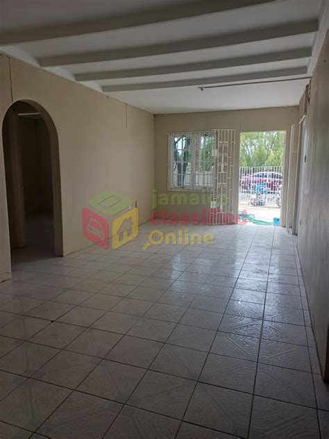 For Rent: 3 Bedroom 2 Bathroom And 2 Living Rooms - Bridgeport, Portmore