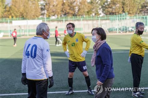 국내 최다 축구장 조명 설계 및 설치 실적. 양천구 해누리축구장 방역 실태 점검하는 김수영 양천구청장 ...