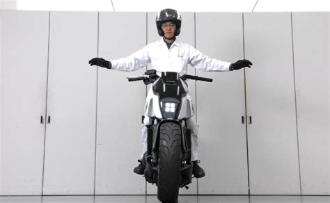 Ces 2017 Honda Unveils Self Balancing Motorcycle Carandbike