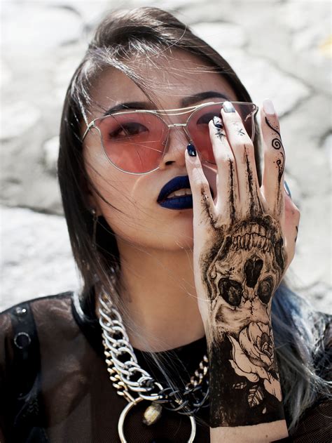 In addition to getting a henna tattoo, henna tattoos are using by blessingways, people. She Draws Temporary Tattoos Using Fruit Ink; Earns Up To ...