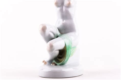 HEREND NAKED NUDE GLAMOUR LADY SITTING HANDPAINTED PORCELAIN FIGURINE