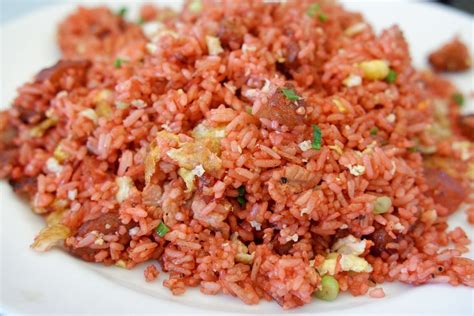 Pakar kesehatan menyebutkan bahwa kalori nasi goreng dalam satu piring sekitar 228 hingga 400 kalori. Must try: Nasi Goreng Merah, Mie Kanton, Mie Hokkian ...