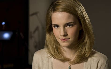 Emma Watson Actriz Famosa Retrato Mirando Al Espectador Fondo De