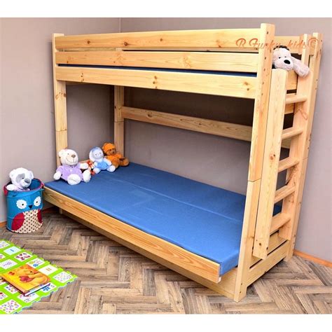 Letto superiore con cuffia di protezione dotata di una pratica tasca portaoggetti, disponibile in tessuto in diversi colori. Letto a castello in legno massello Carlos con materassi 180x80 e 18...