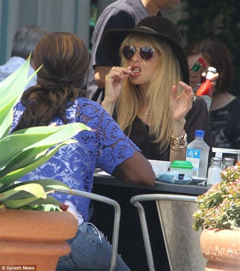 She Does Eat Carbs Fashionista Rachel Zoe Munches On Crisps With Son