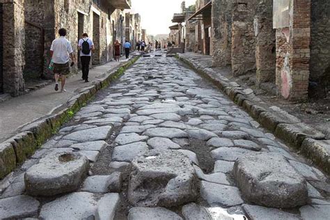 Teknik masuk ke jalan raya dari posisi tanjakan. Pompeii Map and Tourist Guide | Wandering Italy