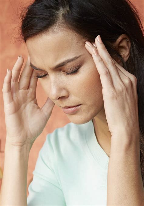 Sueles notar dolor y presión a ambos lados de la cabeza de forma generalizada (como si tuvieras una cinta que te aprieta la cabeza) y percibir tirantez en cuello. ¿Por qué tienes dolor de cabeza? 16 causas que te van a ...