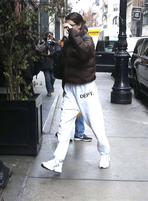 Kendall Jenner In A White Sweatpants Was Seen Out In Ny 11192019