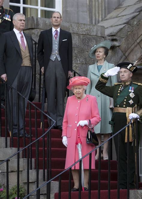 Queen Elizabeth Ii Hosts Garden Party At Holyrood House — Royal Portraits Gallery Royal Garden