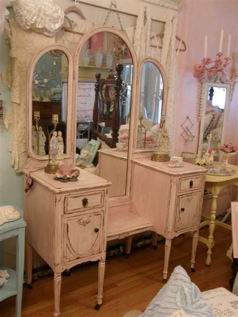 Der couchtisch vintage ist das ideale herzstück ihres wohnzimmers, in verschiedenen stilen mehr oder weniger hoch, schlicht oder atypisch, metall oder holz, der couchtisch vintage wird den ton. Flower Traveller: Going Shabby Chic