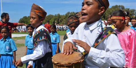 Bernyanyi dapat dilakukan secara mandiri dan kelompok. BUDAYA MANGGARAI - FLORES: TARIAN TRADISIONAL MANGGARAI