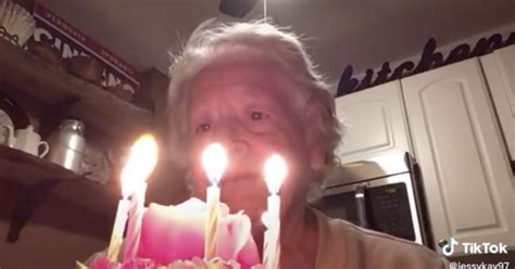 Eine Oma Feiert Ihren Geburtstag Alleine Und R Hrt Damit Das Internet