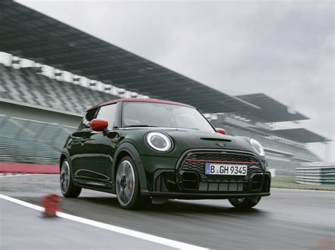 First Look The Refreshed 2022 Jcw Mini Motoringfile