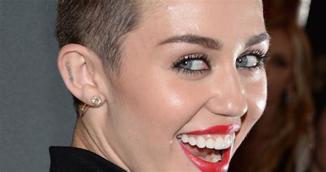 Miley Cyrus Pregnant Curses Out Paparazzi At Doctor Video