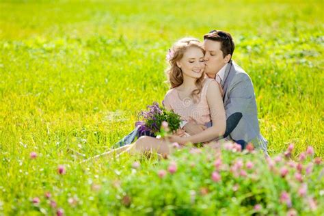 Счастливые молодые взрослые пары в влюбленности на поле 2 человек и wom Стоковое Фото